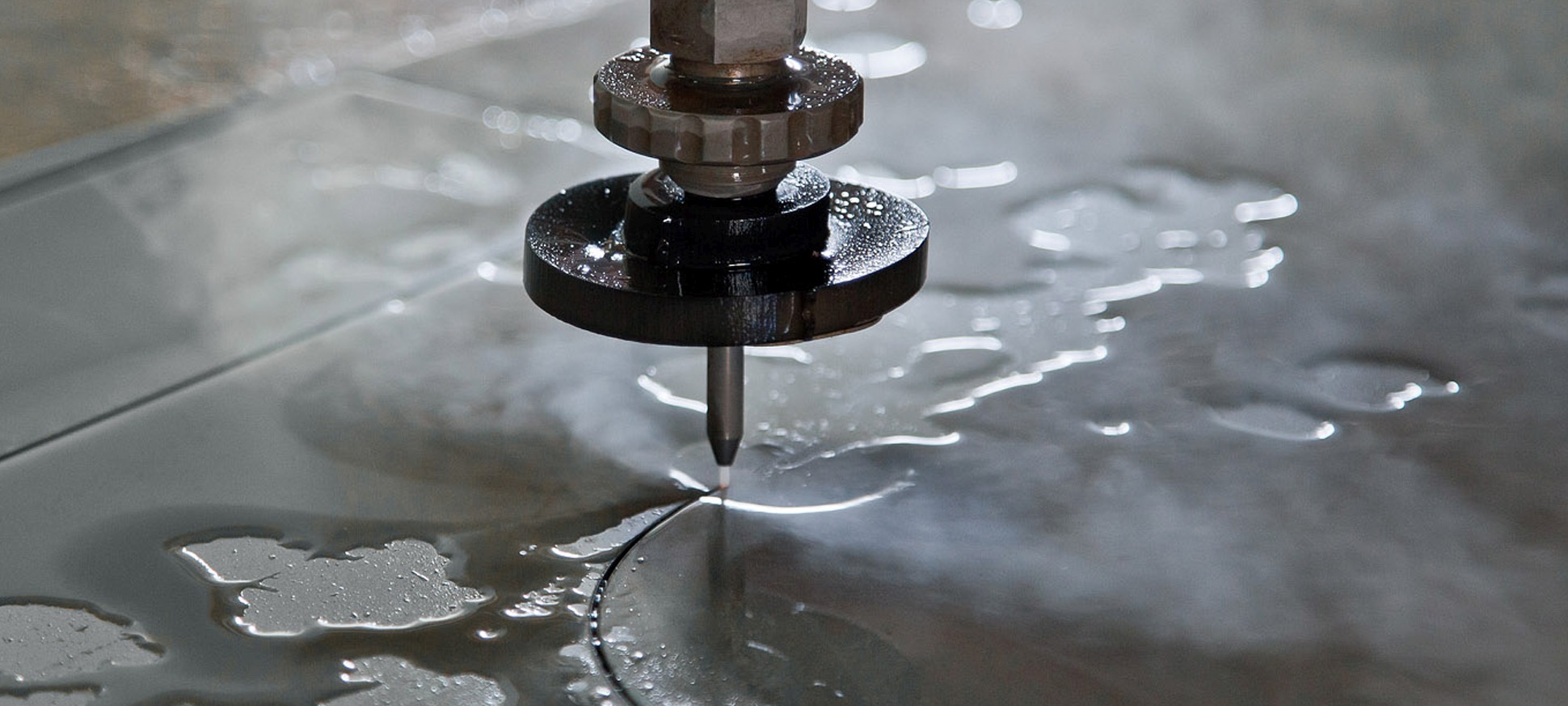 Głowica waterjet w trakcie precyzyjnego cięcia materiału